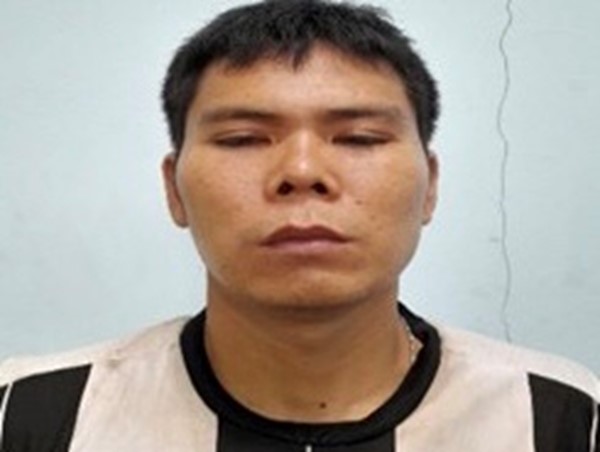 Thanh niên không đội mũ bảo hiểm lộ gói ma túy