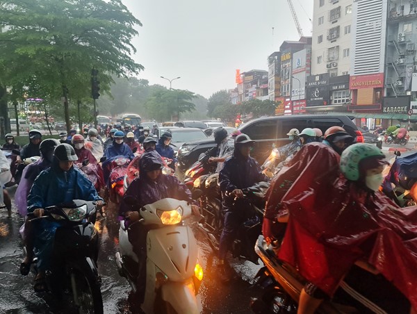 Hà Nội: Mưa lớn giờ tan tầm, nhiều tuyến phố ùn tắc