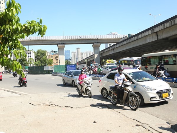 Điều chỉnh rào chắn trên đường Nguyễn Trãi 