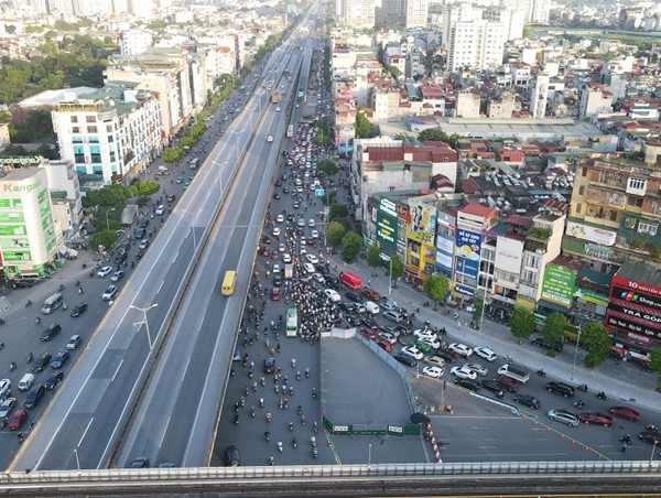 Nút giao Nguyễn Trãi ùn tắc kéo dài giờ cao điểm