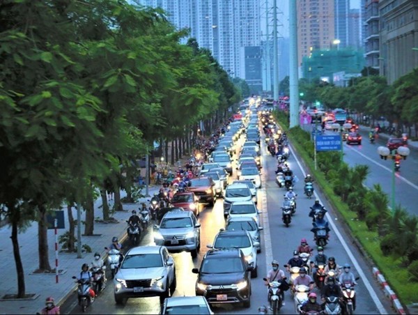 Ảnh hưởng của bão số 1, nhiều tuyến phố Hà Nội ùn tắc