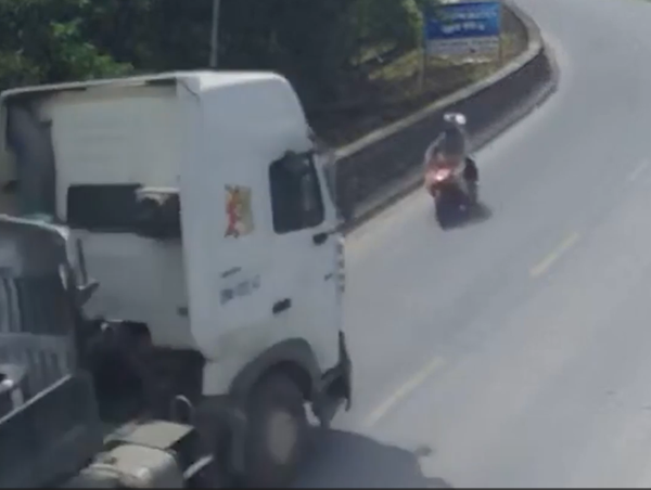 CLIP: Xe đầu kéo lấn làn gây tai nạn nghiêm trọng