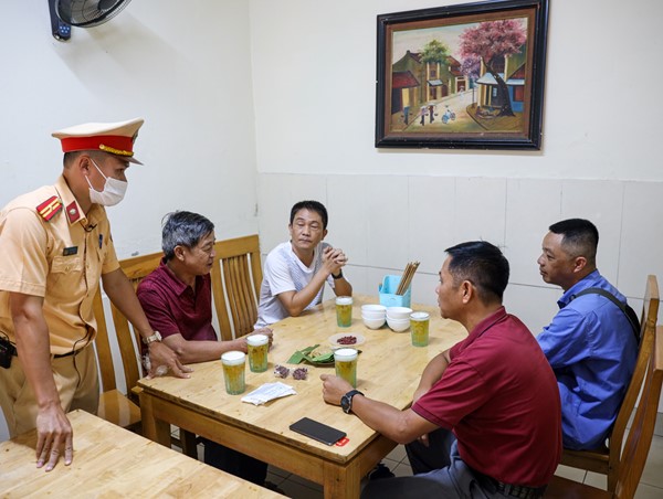 CSGT tới các quán nhậu tuyên truyền “Đã uống rượu bia không lái xe“