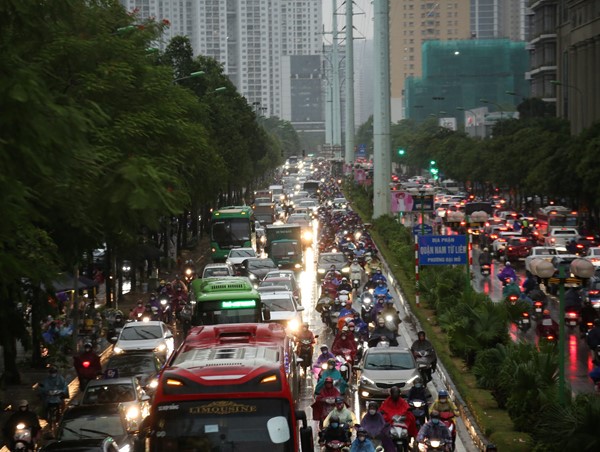 Hà Nội: Mưa lớn nhiều giờ đồng hồ, đường phố “tê liệt”
