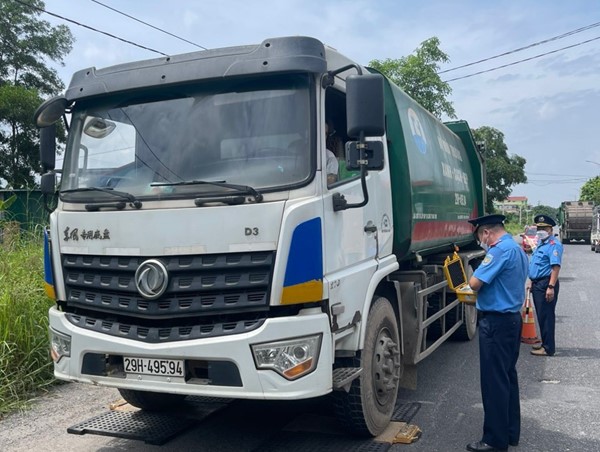 Phạt nặng xe chở rác quá tải