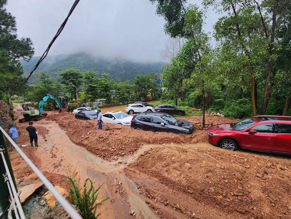 Hàng chục chiếc ô tô bị đất bùn vùi lấp ở huyện Sóc Sơn