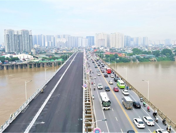 Cầu Vĩnh Tuy chạy nước rút trước ngày thông xe 