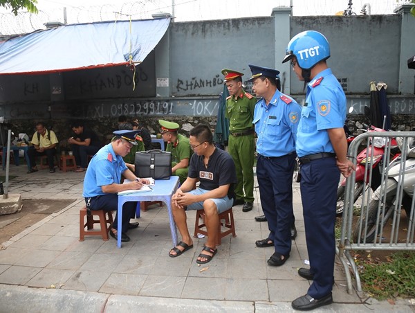 Phạt nặng bãi xe không phép trước cổng viện K