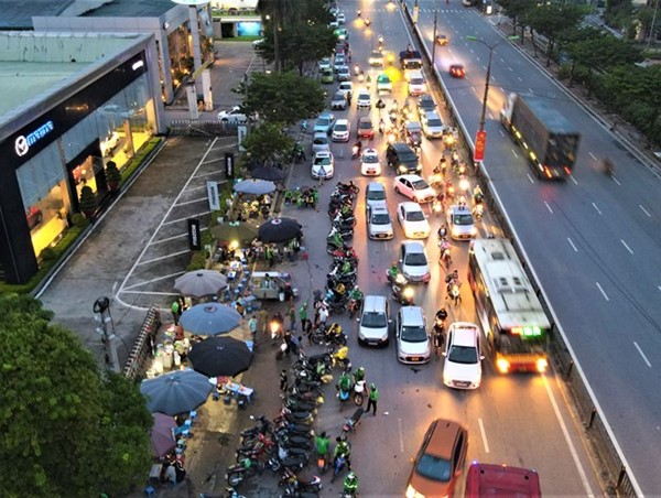 Taxi dừng đỗ trước cổng Bến xe Nước Ngầm: Biết phạt nặng vẫn vi phạm