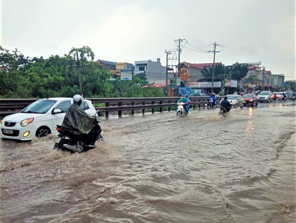 Người dân huyện Thường Tín khổ vì đường cứ mưa lại ngập