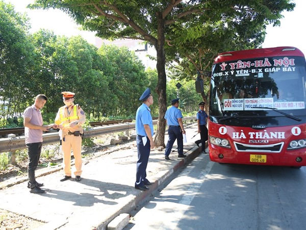 Ra quân xử phạt hàng loạt xe khách trên đường Giải Phóng