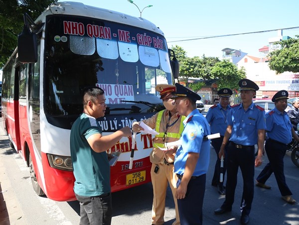 Hà Nội: Thu hồi phù hiệu 750 phương tiện