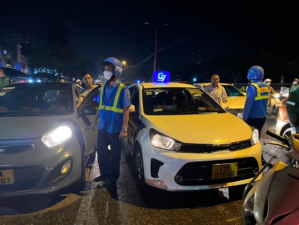 Hàng loạt xe taxi gây ùn tắc giao thông bị xử phạt