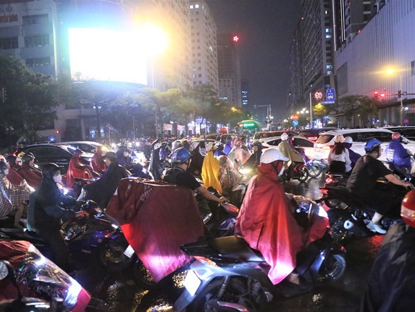 Đường phố Hà Nội ùn tắc kinh hoàng trong mưa