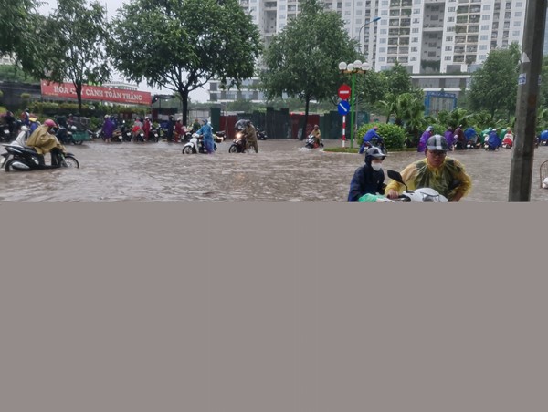 Mưa ngập, tắc đường khắp Hà Nội 