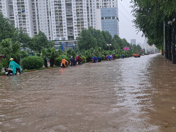 Giao thông Hà Nội tê liệt do mưa lớn kéo dài