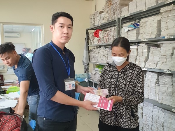 Hành khách nhận lại 5 sổ tiết kiệm trị giá 2 tỷ đồng để quên trên xe buýt