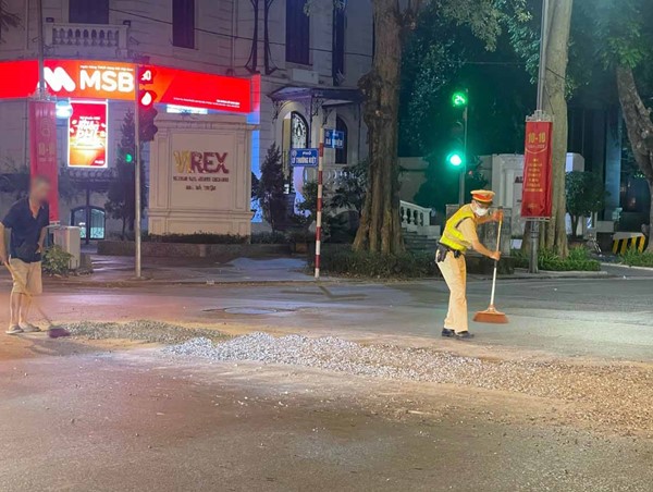 Phạt nặng tài xế xe tải qua tin báo của người dân 