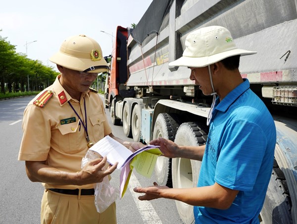 Xử lý 961 trường hợp vi phạm Luật Giao thông đường bộ