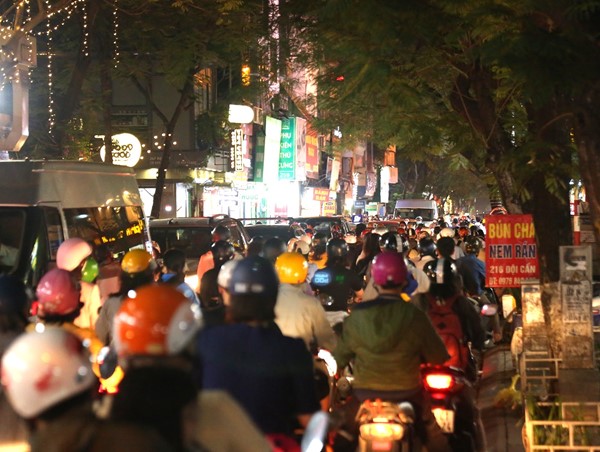 Phố Đội Cấn ùn tắc kéo dài sau khi cho ô tô lưu thông 2 chiều
