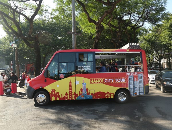 Du khách trải nghiệm tuyến xe buýt City Tour 03