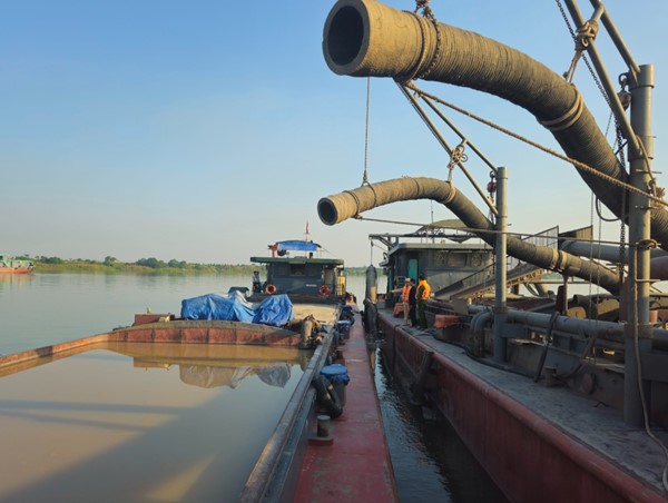 VIDEO: CSGT bắt giữ vụ khai thác cát trái phép trên sông Hồng 