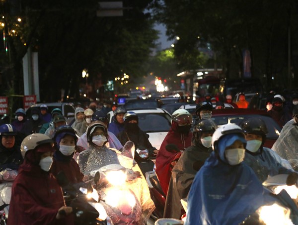 Người dân Thủ đô “chôn chân” trong mưa rét