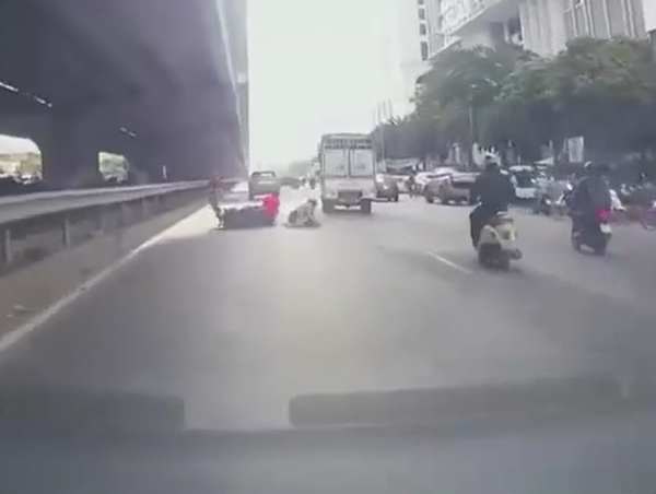 Truy tìm tài xế xe tải chèn ngã xe máy rồi bỏ chạy