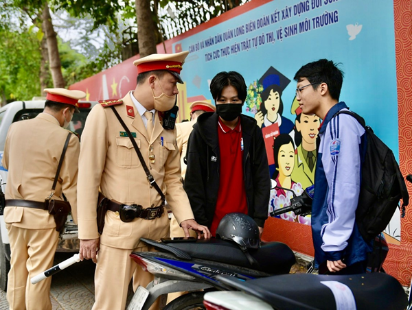 CSGT Hà Nội nghiêm trị học sinh vi phạm an toàn giao thông
