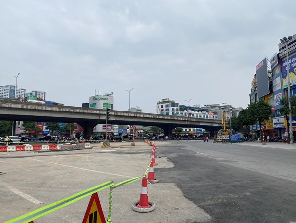 Tháo dỡ rào chắn trên nóc hầm chui Thanh Xuân