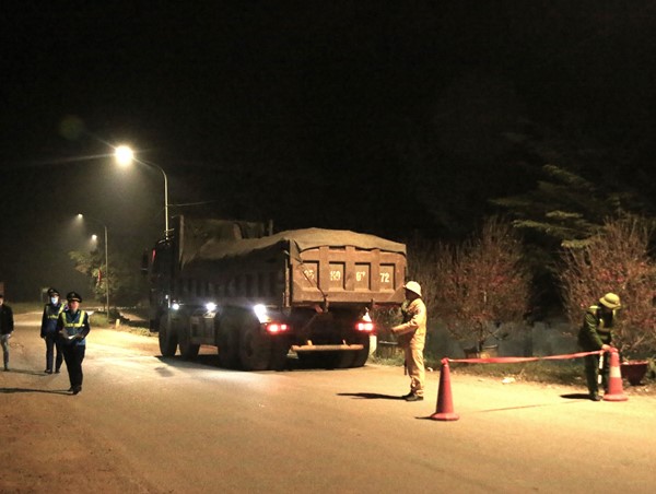 Trốn lực lượng chức năng, xe tải đi đường vòng vẫn bị phạt nặng