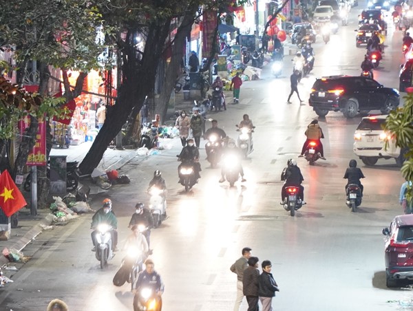 Đường phố Hà Nội thông thoáng trước giờ chuyển giao sang năm mới