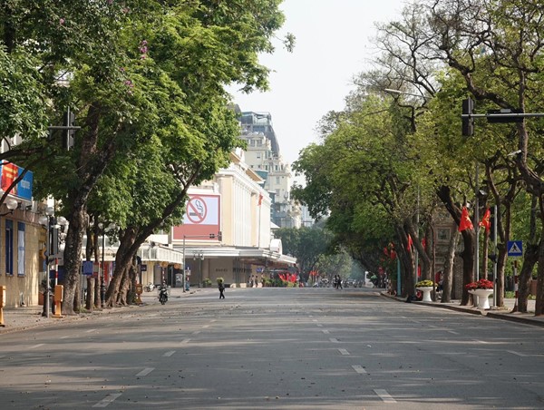 Đường phố Hà Nội vắng vẻ ngày đầu năm mới