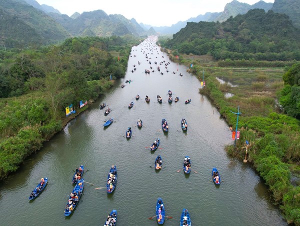 Đưa hơn 4.000 đò khách tại chùa Hương vào quy củ 