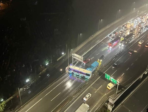 Xe khách tránh ô tô con quay ngang đường Vành đai 3