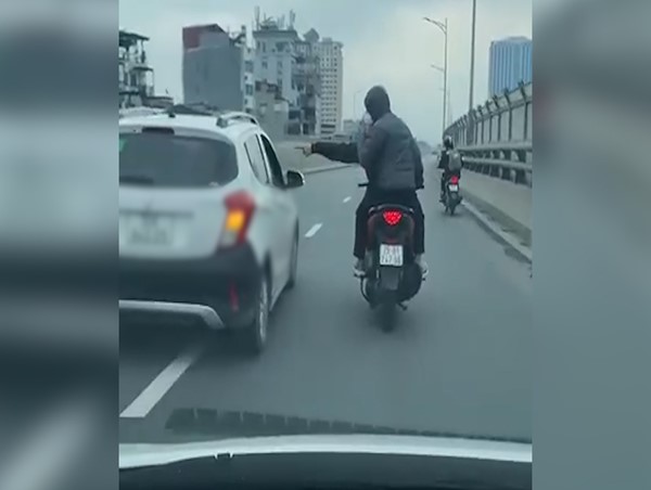 Đang đi đường bị tấn công, chống trả lại có vi phạm pháp luật?