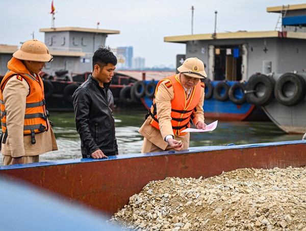 Kiểm tra, xử lý tàu thuyền vi phạm trên sông Hồng