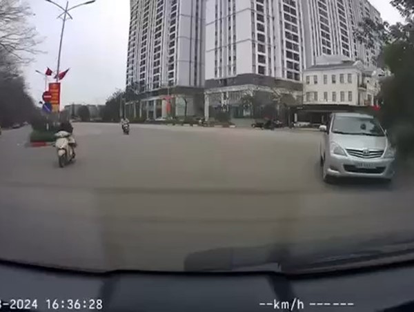 Truy tìm 2 người đàn ông đạp người đi đường