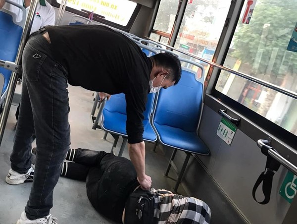 Lái xe buýt đổi lộ trình để cứu người