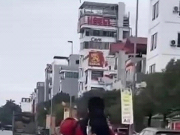 Xử phạt 3 học sinh bốc đầu xe máy