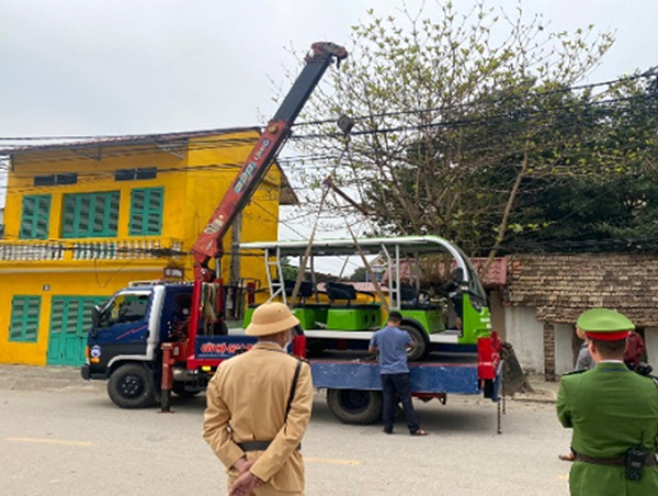 Tiềm ẩn nhiều nguy cơ mất an toàn giao thông từ xe điện tại làng cổ Đường Lâm