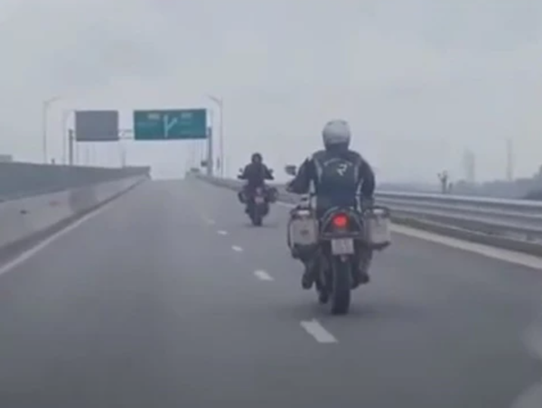 Đoàn mô tô lao vun vút trên cao tốc