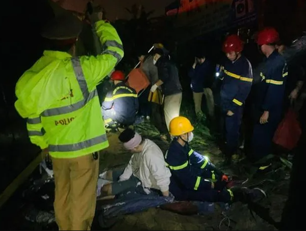 Xe khách lật khiến 13 người bị thương