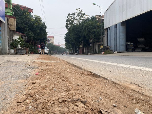 Hợp tác xã tự ý đào bới lòng đường QL23