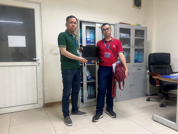 Hành khách nhận lại laptop để quên trên xe buýt