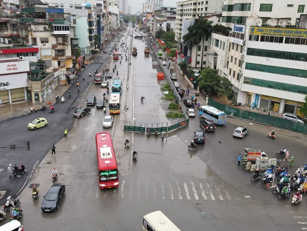 Giao thông êm thuận qua khu vực rào chắn thi công hầm chui Kim Đồng
