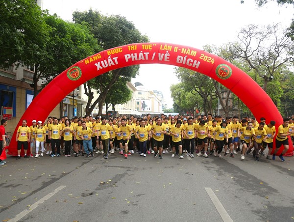 Phòng Tham mưu Công an Hà Nội tổ chức giải chạy “Nâng bước trí tuệ lần II“