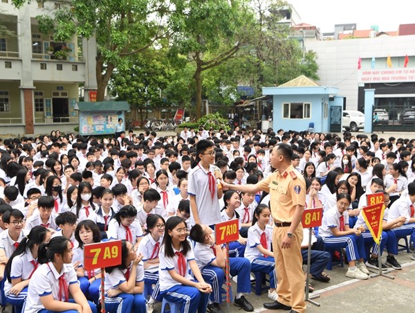 Cảnh sát giao thông tới tận trường học tuyên truyền pháp luật cho học sinh