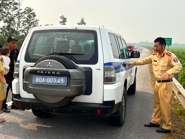 Hỗ trợ gia đình 10 người gặp sự cố hỏng xe trên cao tốc Pháp Vân - Cầu Giẽ 