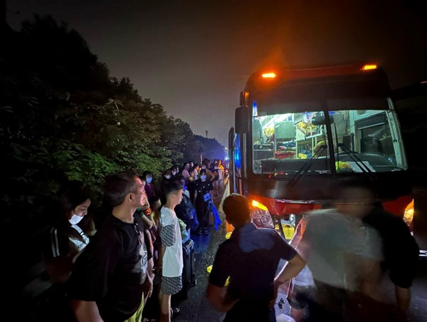 Tài xế xe khách không có bằng lái liều lĩnh chở hàng chục người về quê nghỉ lễ